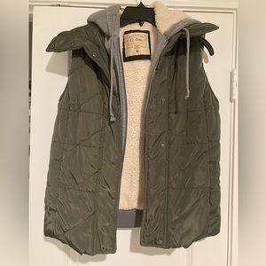 Ci Sono sleeveless olive green hooded puffer coat with pockets | zipper placket